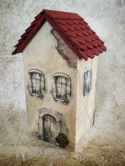 Drevený domček P8x8cm V17