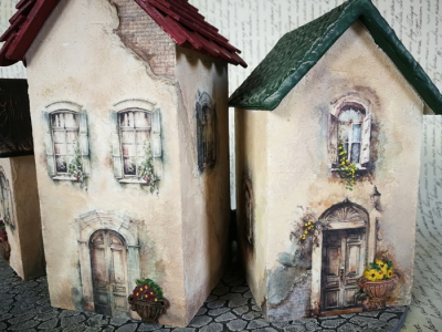 Drevený domček P8x8cm V14