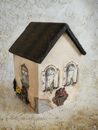 Drevený domček P8x8cm V10