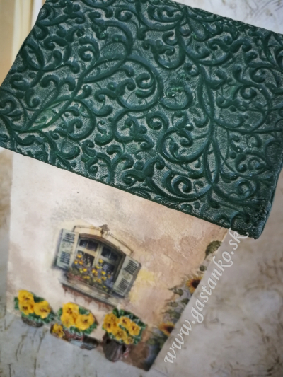 Drevený domček P8x8cm V12