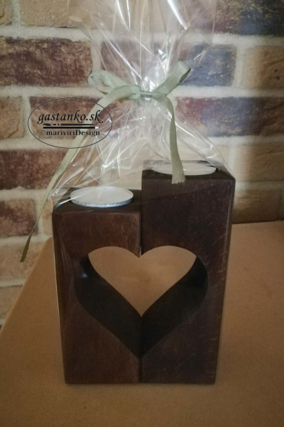 Dvojica svietnikov tvoriaca srdiečko