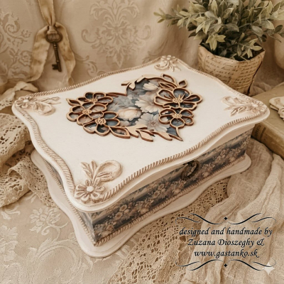 Krabička s ozdobným vrchnákom a dnom